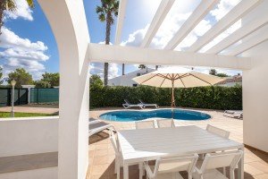Vistes de la piscina de la vila a Santandria